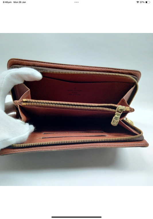 Louis Vuitton Monogram zippy wallet