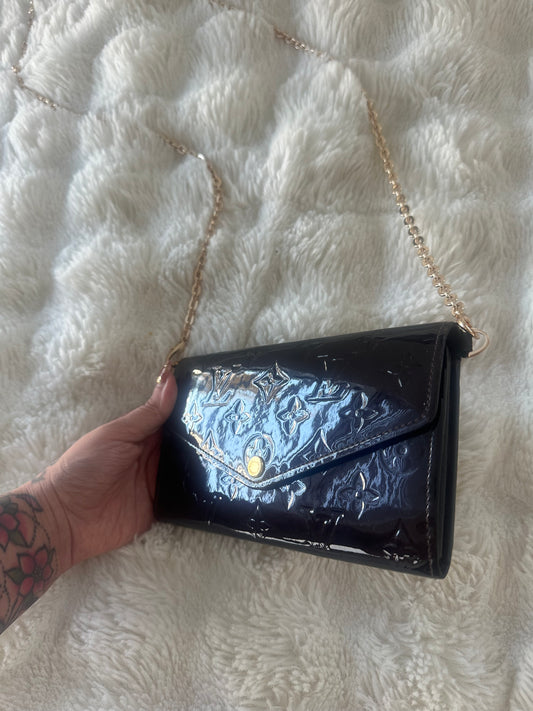 Louis Vuitton - Crossbody monogram vernis wallet on chain