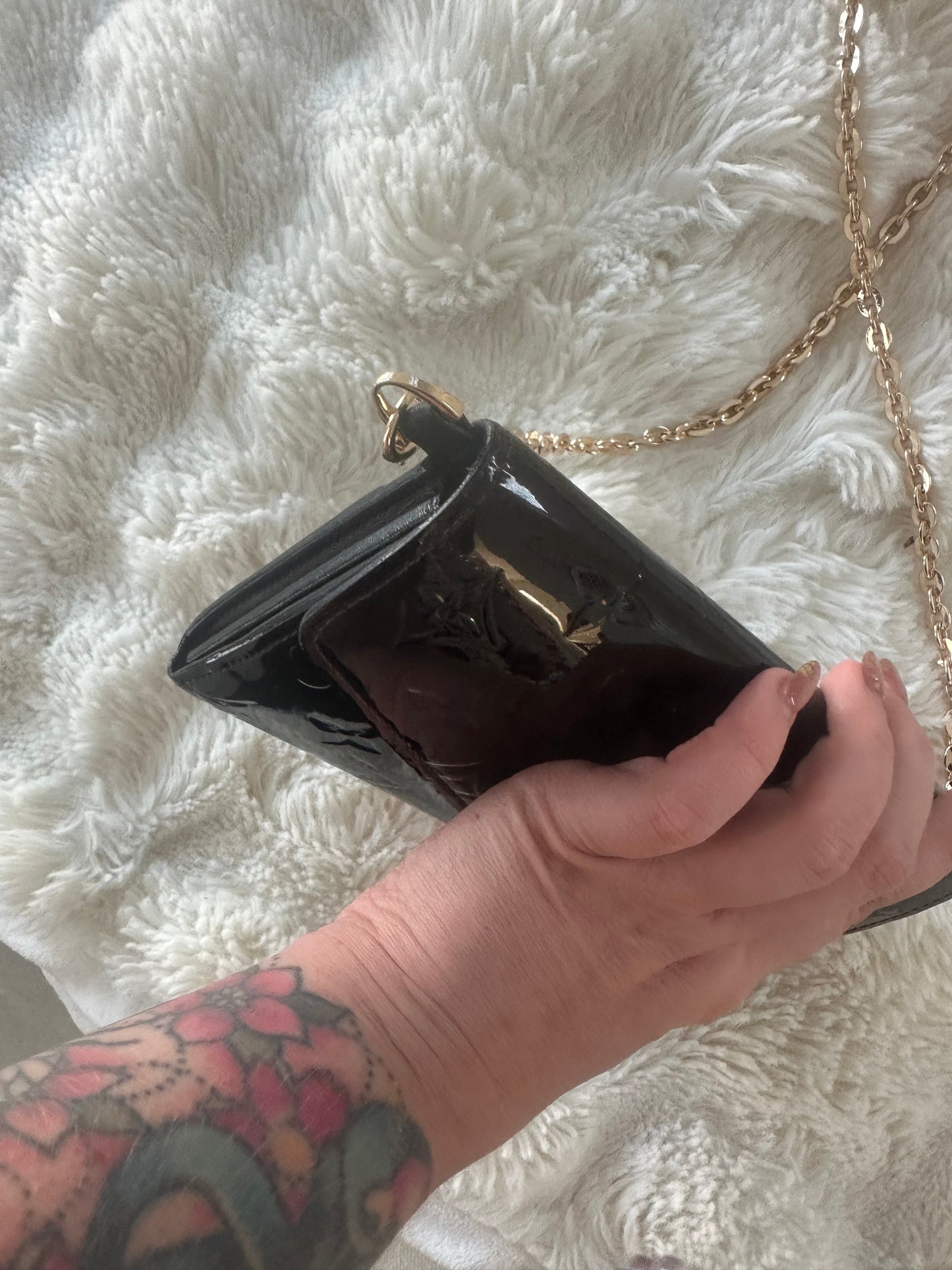 Louis Vuitton - Crossbody monogram vernis wallet on chain