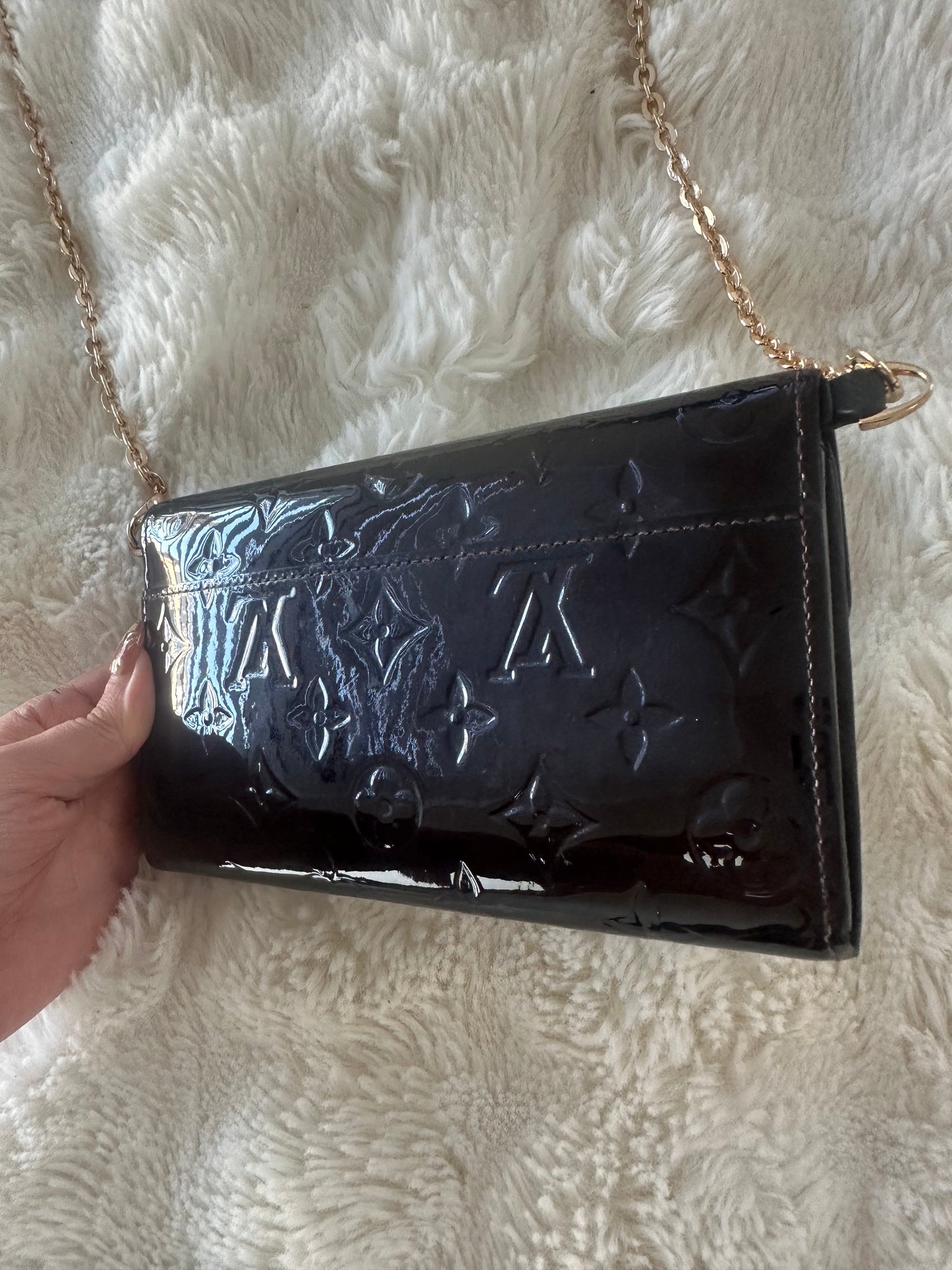 Louis Vuitton - Crossbody monogram vernis wallet on chain