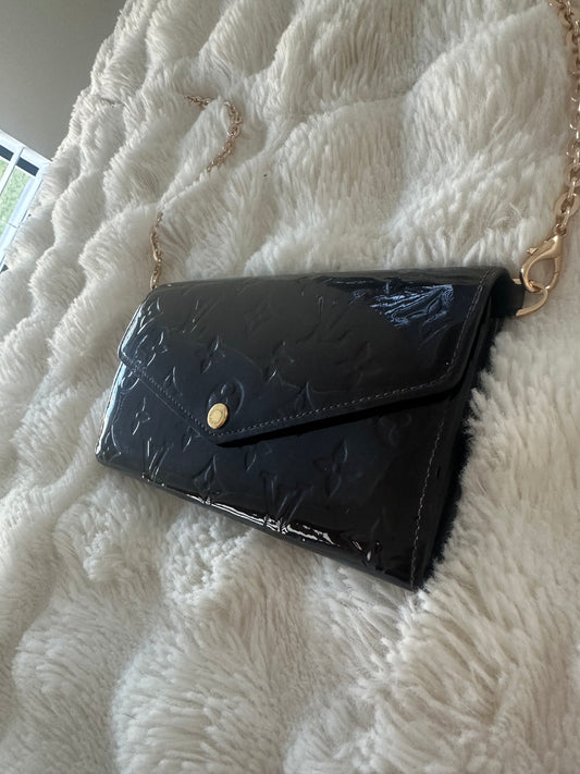Louis Vuitton - Crossbody monogram vernis wallet on chain