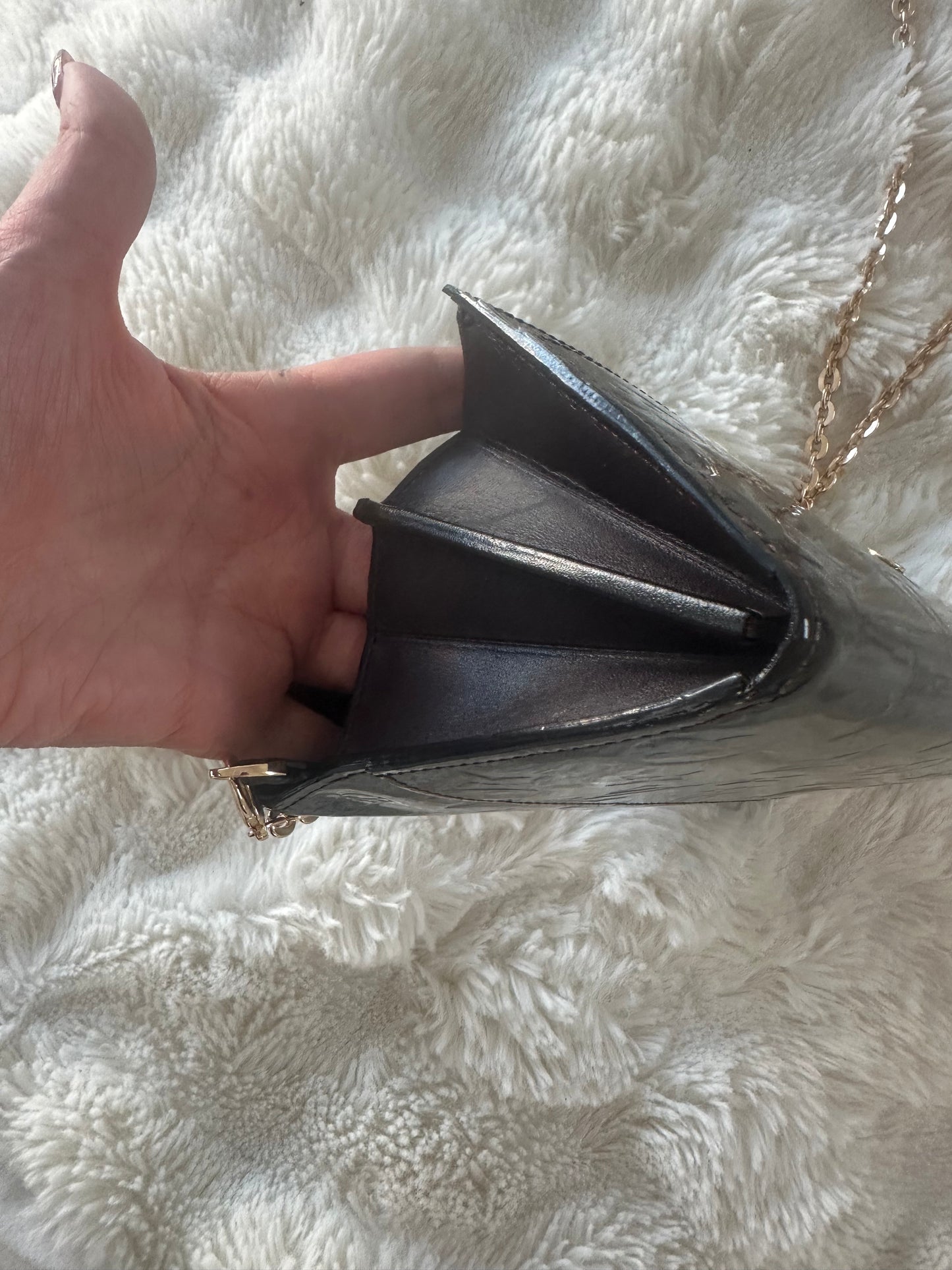 Louis Vuitton - Crossbody monogram vernis wallet on chain