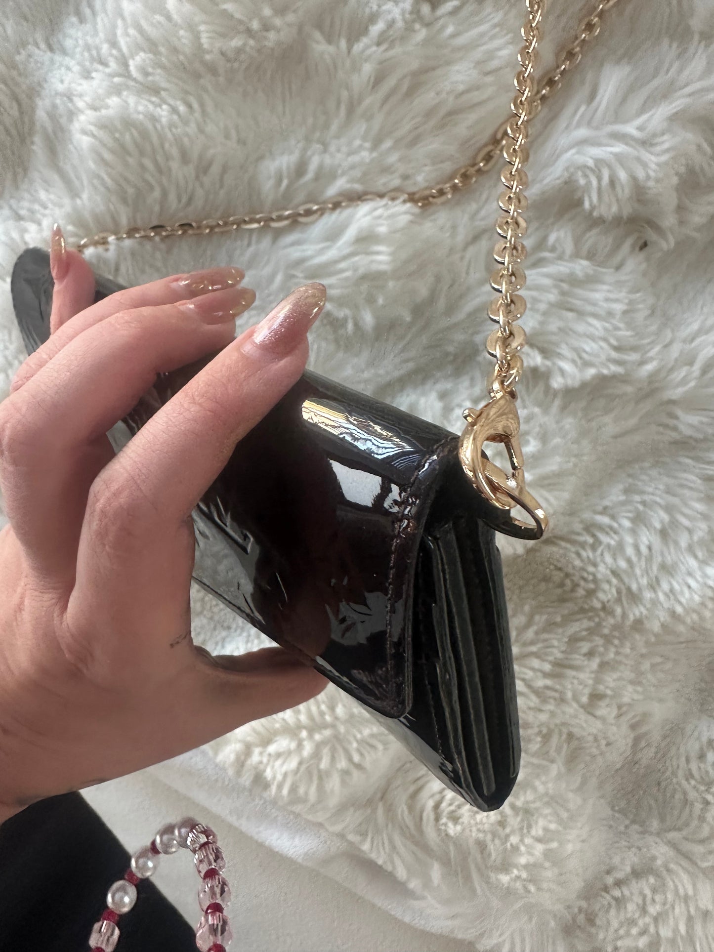 Louis Vuitton - Crossbody monogram vernis wallet on chain