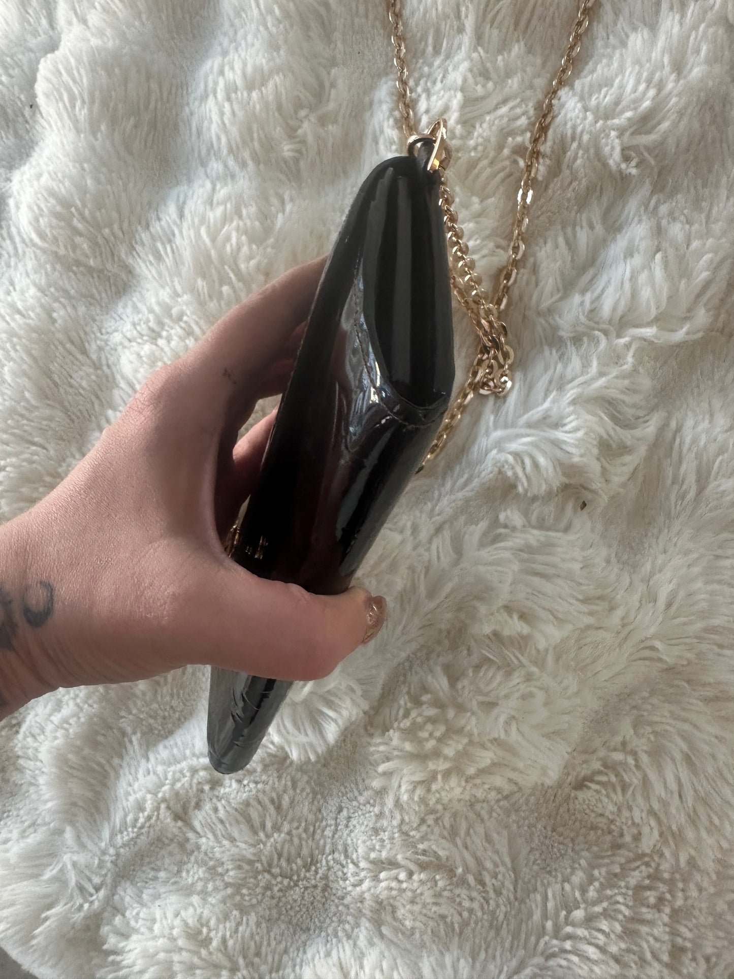 Louis Vuitton - Crossbody monogram vernis wallet on chain